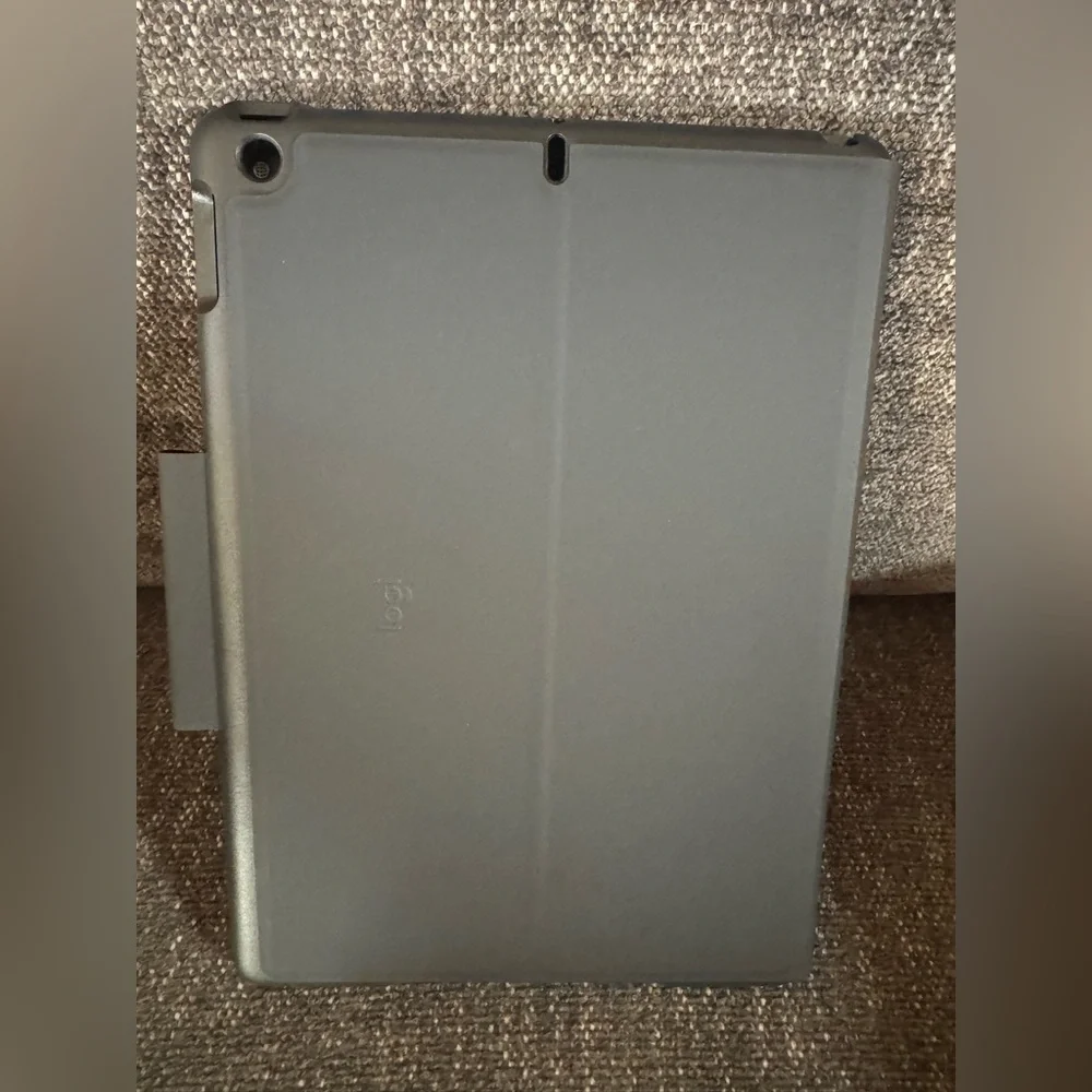 *BRAND NEW* Logitech slimfolio iPad case with keyboard. Still in box never used.